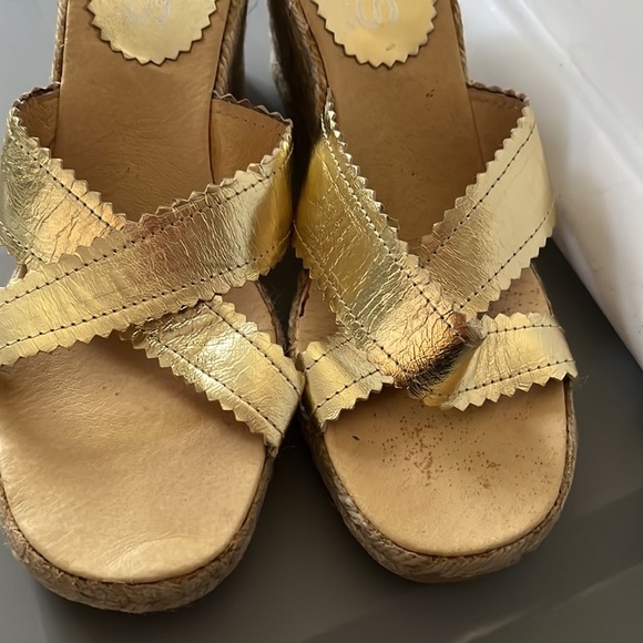 🐝 Bogo ⭐️ Michael Kors Sz 8 gold leather tan straw wedges sandals - Picture 11 of 11